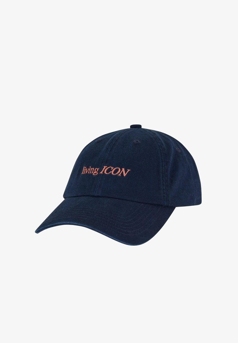 Gorra de béisbol de algodón azul marino con visera curvada, bordado "living ICON" en naranja en la parte frontal y detalle en el botón superior.