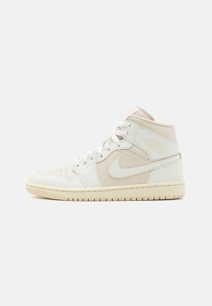 Hoog-top sneakers in wit en beige leer, met een geperforeerde neus, gevoerde kraag, tonale stiksels en een rubberen zool.