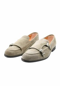 Mocassini in suede grigi con punta arrotondata, dotati di una fascia e due fibbie in metallo. Texture morbida con dettagli di cucitura e suola nera.