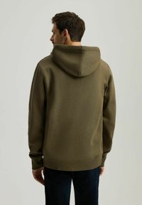 Oliwkowy hoodie z tkaniny, z kapturem na sznurku, ściągaczami przy rękawach i u dołu. Z tyłu widnieje minimalistyczny wzór.