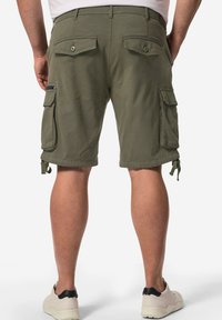 Pantaloni cargo olivastro con più tasche, lacci regolabili sui lati e un tessuto leggero, caratterizzati da una vestibilità comoda e una superficie liscia e texturizzata.