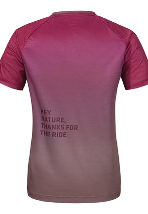 Kurze Ärmel T-Shirt aus Polyester in einem Farbverlauf von Magenta mit strukturiertem Stoff und bedrucktem Text: "HEY NATUR, DANKE FÜR DIE FAHRT."