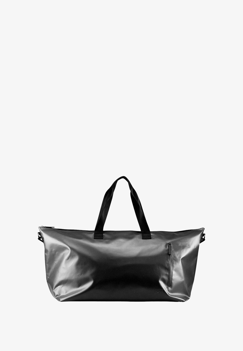 Sac de sport imperméable noir avec une finition brillante, deux poignées noires, et une petite poche zippée sur le côté.