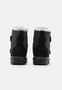 Sorte vanntette vinterstøvler med fuskepelsfôr, borrelåsremmer og gummisåler. Har semskede detaljer og et pustende Gore-Tex-merke.