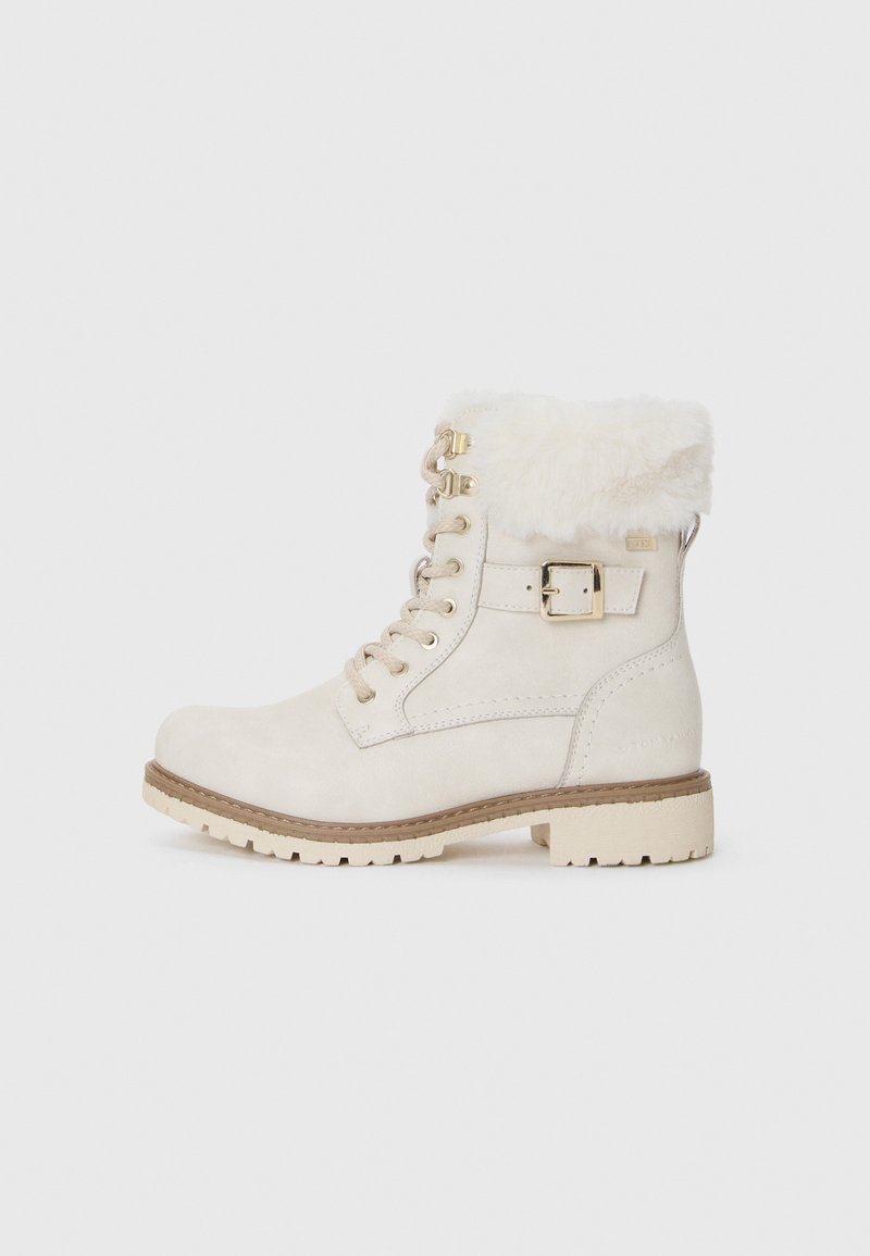 Bottines blanches en daim avec un col en fausse fourrure, des accents en métal doré, un devant à lacets et une semelle en caoutchouc texturé. Comprend un détail de boucle sur le côté.