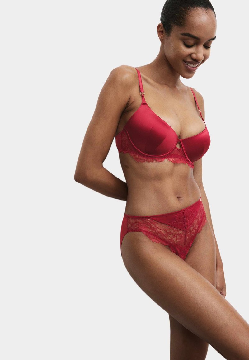 Rød satin-bh med blonderkant, indvendig bøjle og justerbare stropper, parret med matchende blonder og satin højtaljede trusser.