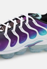 Nike Sportswear AIR VAPORMAX PLUS - Sneakers - white/fierce purple/aurora green/black/wolf grey