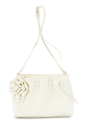 Mała kremowa torebka z ozdobą w formie róży z przodu oraz regulowanym paskiem na ramię z elementami w złotym kolorze.