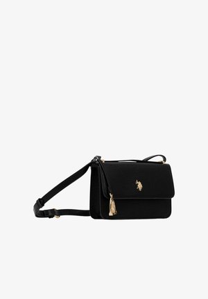 Borsa a tracolla nera in materiale sintetico con superficie testurizzata, ferramenta dorata, chiusura magnetica e charm decorativo sulla tracolla.