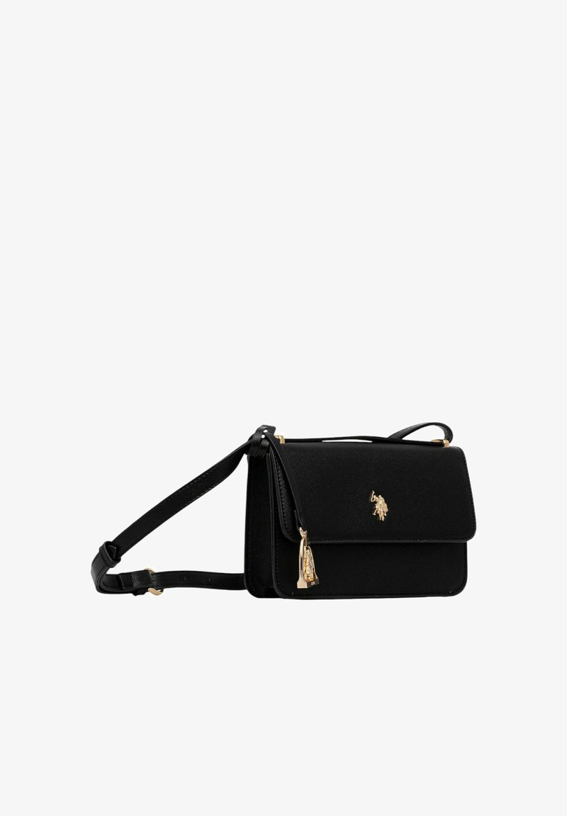 Borsa a tracolla nera in materiale sintetico con superficie testurizzata, ferramenta dorata, chiusura magnetica e charm decorativo sulla tracolla.