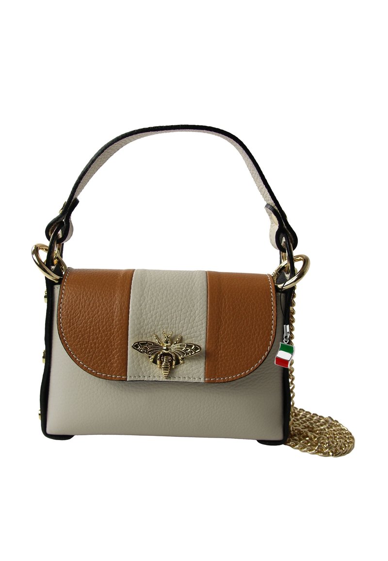 Le sac à main en cuir présente un design tricolore : beige, crème et marron. Une embellissement en forme d'abeille dorée sur le rabat, une chaîne en bandoulière et un charme avec le drapeau italien.