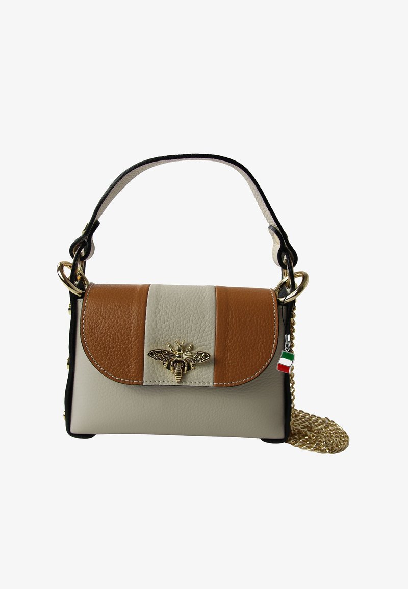 Leren handtas met driekleurig ontwerp: beige, crème en bruin. Gouden bijversiering op de klep, kettinghengsel en charm van de Italiaanse vlag.