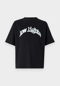 Fekete pamut póló rövid ujjakkal, melyen fehér hímzett szöveg található: "low lights", ívelt formában a mellkason, játékos betűtípussal.