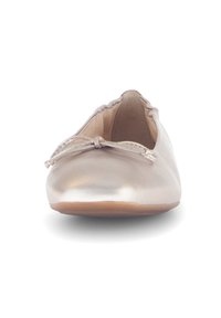 Balletflat in metallic champagneleer met een ronde neus en een klein strikaccent aan de voorkant, met een soepele textuur en een flexibele zool.