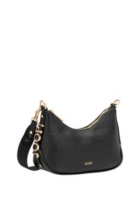 Borsa a spalla in pelle nera con una forma curvilinea, dettagli in metallo dorato, chiusura con zip e particolare con il logo. La finitura testurizzata aggiunge profondità.