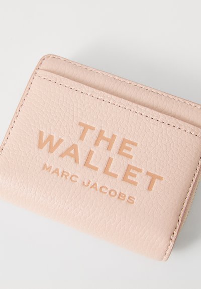 Roosa tekstuuriga nahast rahakott, millel on reljeefne kiri "THE WALLET" ja "MARC JACOBS", tagaküljel kaardipesad.