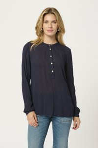 Blouse à manches longues bleu marine avec un col rond et une patte de boutonnage, fabriquée dans un tissu léger à la texture légèrement transparente.