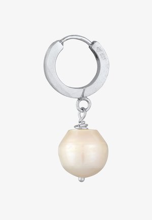 Sølv hoops øreringe med en glat, rund, off-white perleporn, hængende fra en spiraltråd. Skinnende, polerede overflader fremhæver dens elegance.