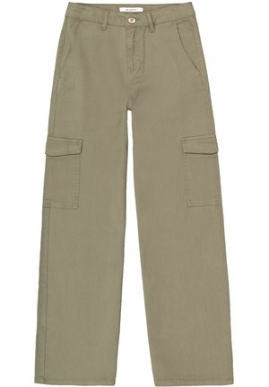 Proste, beżowe spodnie typu cargo z przednimi kieszeniami, kieszeniami z klapami po bokach, szlufkami na pasek i zapięciem na guziki.