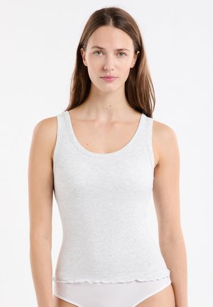 Débardeur gris côtelé avec encolure dégagée et ourlet festonné. Confectionné dans un tissu doux et léger, avec une coupe ajustée.