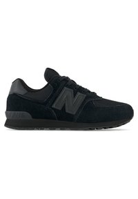 Chaussures de sport noires avec une tige en suède, des panneaux en mesh, un col rembourré et une semelle extérieure en caoutchouc. Présente un logo "N" noir bien en évidence.