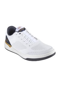 Scarpa atletica bianca con tomaia in rete, accento blu navy sul tallone e logo dorato. Design strutturato con lacci e suola in gomma nera.