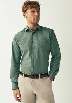 TRIMMED EASY CARE SINGLE CUFF SINGLE CUFF - REGULAR FIT - Ing - green
