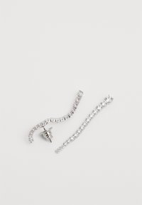 Orecchini in argento con un design curvo, impreziositi da strass trasparenti e una classica chiusura a perno, che mette in risalto una finitura luminosa e texture.