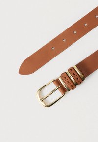 Καφέ δερμάτινη ζώνη με χρυσή μεταλλική αγκράφα, πολλαπλές τρύπες και ομαλή υφή. Το σχέδιο περιλαμβάνει επάλληλες διακοσμητικές λωρίδες.