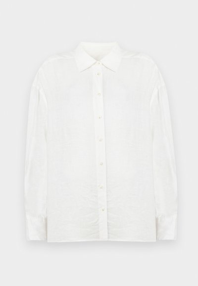 Λευκό πουκάμισο από λινό με μακριά μανίκια, διαθέτει κουμπιά μπροστά, κλασικό γιακά και ελαφρώς υπερμεγέθη εφαρμογή με υφή υφάσματος.