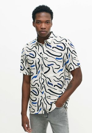 Camisa de manga corta con una base blanca, que presenta patrones abstractos de olas en negro y azul. Hecha de un tejido ligero; cierre delantero con botones.