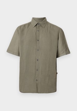 Πουκάμισο με κοντά μανίκια σε ελιά πράσινο χρώμα, με κουμπιά και κλασικό γιακά, με άνετη εφαρμογή, εμφανιζόμενο σε απλό λευκό φόντο.