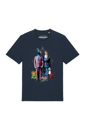 T-shirt noir avec un graphisme de deux figures humaines en costumes vintage avec des têtes d’oiseaux, debout liées, entourées de fleurs colorées.