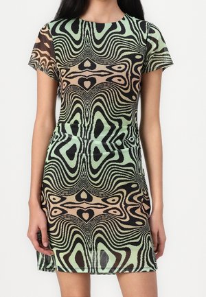 Robe à manches courtes en tissu léger et transparent. Présente un motif abstrait ondulé noir, vert et pêche avec une silhouette ajustée.
