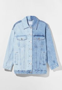 Světle modrá džínová bunda s dvoubarevným designem, stříbrnými kovovými detaily, dvěma náprsními kapsami, postranními kapsami a zapínáním na knoflíky.