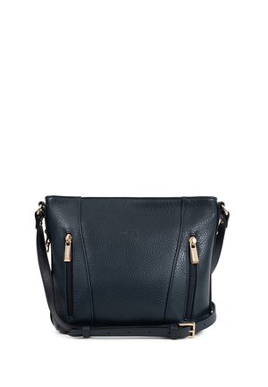 Sac bandoulière en cuir noir texturé avec deux poches zippées verticales à l’avant et une sangle ajustable avec des ferrures dorées.