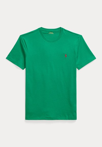 Grøn T-shirt med korte ærmer og rund halsudskæring med lille rødt broderet logo på venstre bryst.
