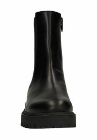 Zwarte leren enkellaars met dikke zool en zijrits, vooraanzicht op witte achtergrond.