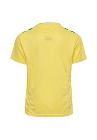 Gul sportströja med texturerad tyg, korta ärmar, en grön accent på axlarna och en design med rund halsringning.