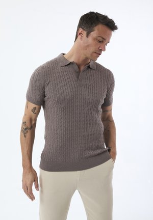 Kurzarm-Poloshirt aus hellbraunem geripptem Strick mit Kabelmustern, ausgestattet mit einem klassischen Kragen und einer Drei-Knopf-Leiste. Slim-Fit-Design.