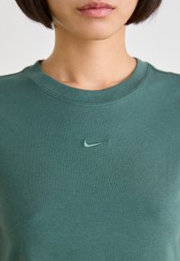 Nike Sportswear Navadna majica - vintage green