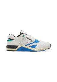Scarpa da ginnastica bianca con accenti blu e neri, superiore testurizzato, collare imbottito e suola in gomma con scanalature per aderenza.