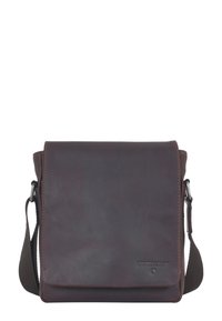 Borsa a tracolla in pelle marrone con chiusura a patta, tracolla regolabile e logo goffrato sottile nella parte inferiore. Texture liscia e forma rettangolare.