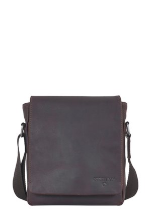 Borsa a tracolla in pelle marrone con chiusura a patta, tracolla regolabile e logo goffrato sottile nella parte inferiore. Texture liscia e forma rettangolare.