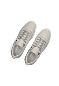 Lichtgrijze leren sneakers met een gladde textuur, voorzien van een ronde neus, centrale vetersluiting en een handig lipje op de hiel; minimalistisch ontwerp.
