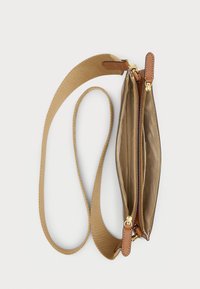 Borsa a tracolla in pelle tan con cintura in tessuto testurizzato. Due scomparti con zip e hardware dorato, foderati in tessuto liscio.