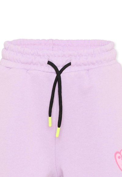 Pantalones deportivos de color púrpura claro con cinturilla elástica fruncida y cordón negro con puntas de neón amarillo.