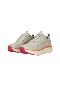 Hellbeige Sportschuhe mit pinkfarbenen Sohlen, orangefarbenem Rand, Netzpaneelen und "Endurance" auf der Seite, aus einem vorderen Seitenwinkel gezeigt.