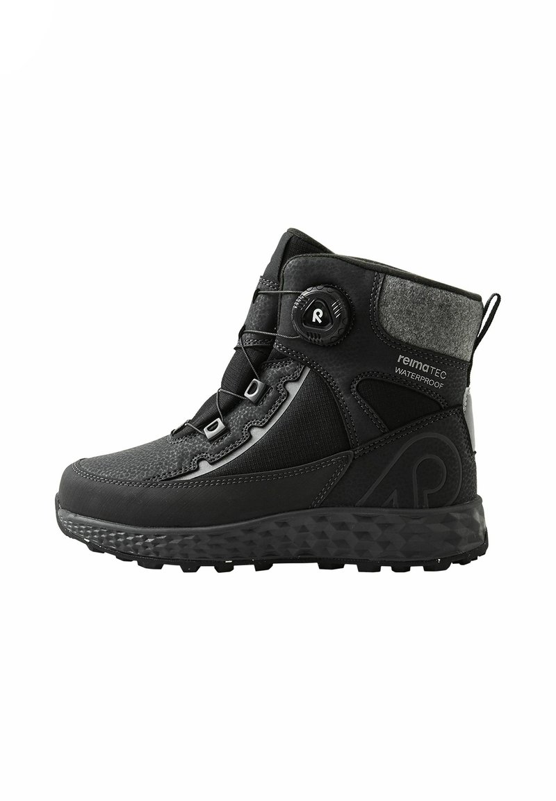 Czarny wodoodporny botek za kostkę z teksturowanej tkaniny, panelami z siateczki i szybkim systemem sznurowania. Posiada wytrzymałą gumową podeszwę i miękki szary kołnierz.