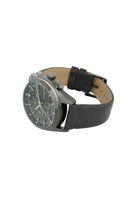 Herrenarmbanduhr mit einem runden, grauen Metallgehäuse, schwarzem Lederarmband, grauem Zifferblatt und drei Subdials. Verfügt über silberne Akzente und Chronographenfunktionen.